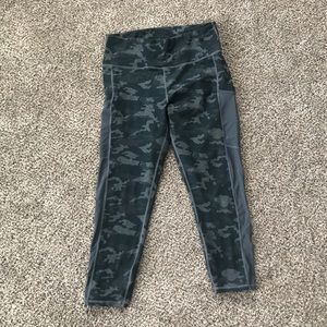 Fabletics High-waisted pocket Capri camo size L
